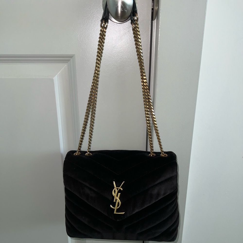 SAINT LAURENT
Black Velvet Small Loulou Chain Bag
Size: UNI
SKU: 182418F04802301